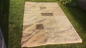 Béžovo-hnedý koberec