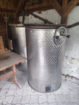 Nerezové nádrže na víno 1000l