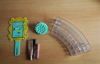 kozmetika ,organizér, zrkadlo , masážna kefa na vlasy