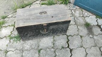 Starý vojenský drevený kufor