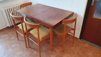 Jedalensky stôl so 4 stoličkami