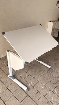 Výškovo nastaviteľný detský stôl