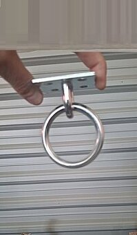 Na zavesenie kvetin a veci