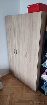 Vešiaková skriňa s poličkami
