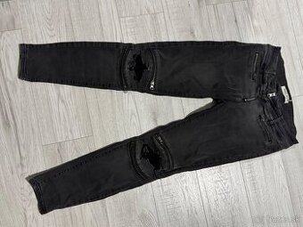 Dámske tmavé roztrhané nohavice