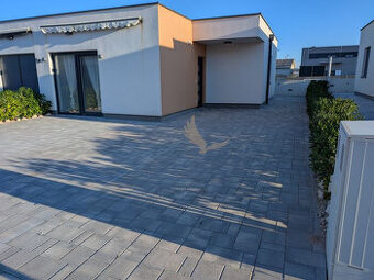 Krásny domček s veľkou záhradou v tichej časti ostrova Vir -