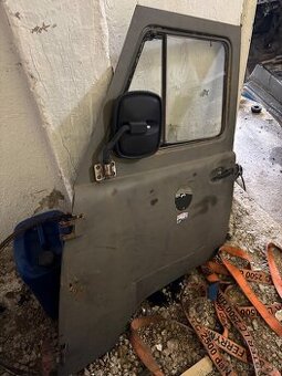 Predam predne dvere na uaz 452 buchanka