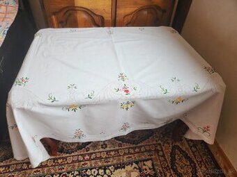 Krásny biely obrus zdobený kvetmi a ažurkou 120x160