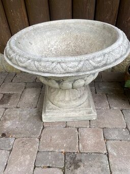 Betonovy zahradny kvetinac