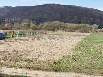 HANISKA - slnečný a rovinatý stavebný pozemok s IS, 1839 m2