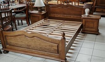 Posteľ 200x140cm s roštami a 2x nočný stolík top stav