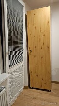 Vysoká skrina s policami