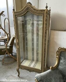 rezbovaná vitrína - 1
