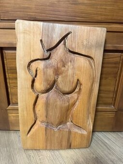 Ručne vyrezávaný reliéf ženy (masívne drevo)