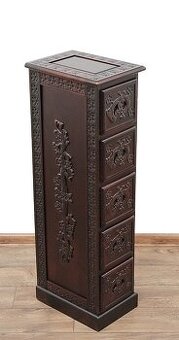 Vysoká komoda so šuflíkmi