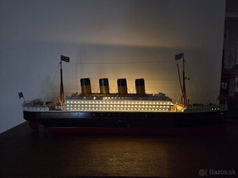 Majestátny kovový model Titanic s LED osvetlením