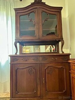 Starožitný drevený príborník