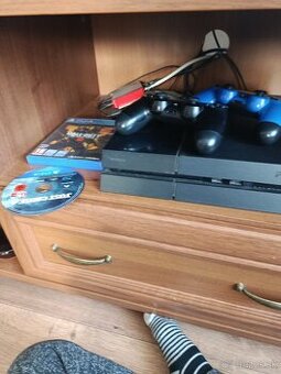 Predam PS4 s dvoma hrami a ovladacmi