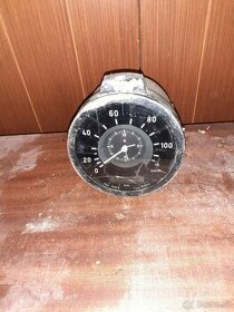 Tachometer s hodinami