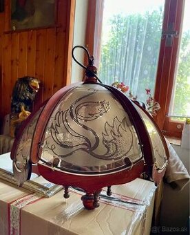Lampa s drevenými okrajmi