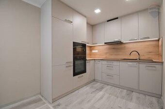 Na predaj 3 izbový byt, 63 m2, lodžia 3 m2, kompletná rekonš