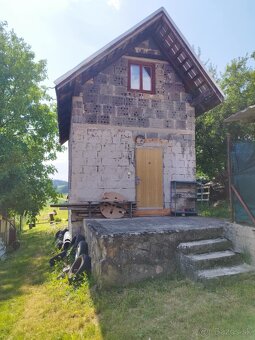 Záhradný domček s pozemkom (879 m²), elektrinou, vodou