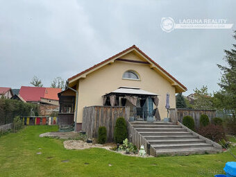 ZNÍŽENÁ CENA  Rodinný dom s veľkým pozemkom v obci Tvarožná