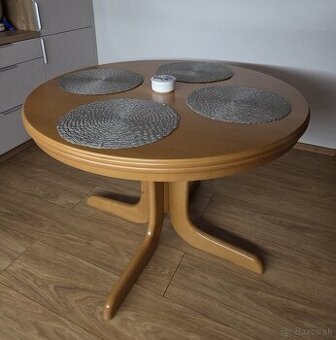 Rozkládací masívny jedálenský stôl