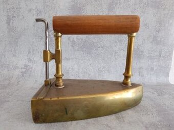 Stará zachovalá mosazna žehlička č.7 (vzadu značeni 7)