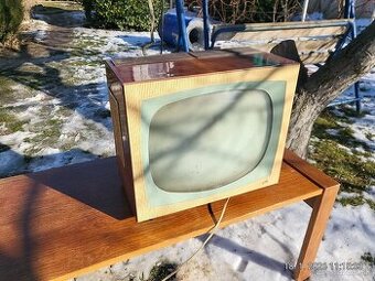 Tesla dreveny elektronkovy televizor