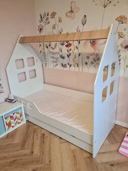 Krasna detska postel aj s matracom na predaj