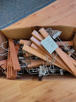 Detský drevený vešiak stipcový