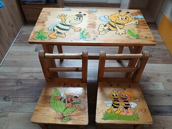 stôl so stoličkami včielka maja
