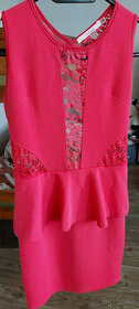 Ružové šaty s volánom a čipkou