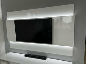 TV panel na stenu s LED osvetlením