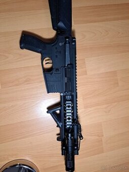 Predám airsoft zbraň M4 AR15