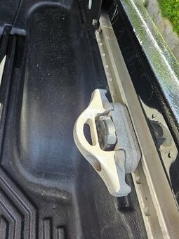 Uchyty na korbu Nissan Navara D40