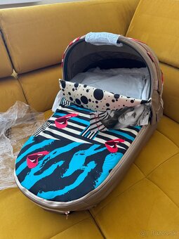 CYBEX PRIAM Lux Carry Cot by Karolina Kurkova ONE LOVE - van