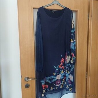 Tmavomodre saty s kvetinami Desigual v.46