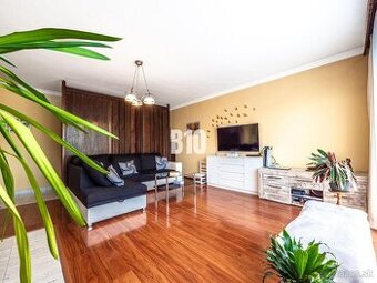 VEĽKOMETRÁŽNY RODINNÝ DOM V RADOVEJ ZÁSTAVBE S DVOJGARÁŽOU V