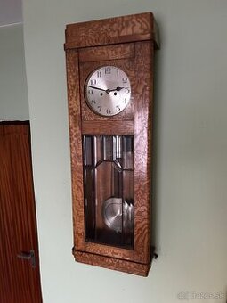 Pondusové hodiny na stenu