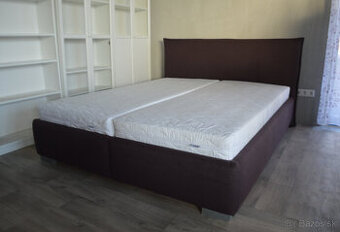 Manželská čalúnená posteľ