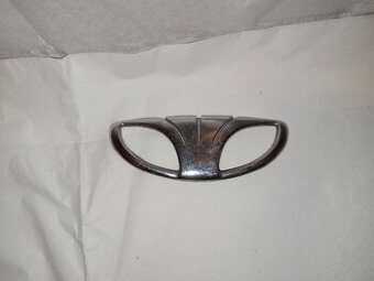 predny znak daewoo 9,5x3,5 20€