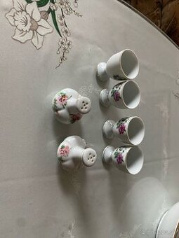 Držiaky na vajíčka + solnička a korenička