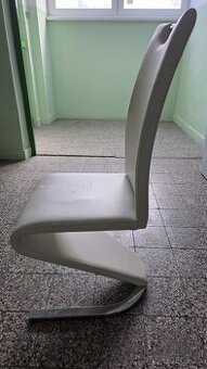 Darujem za odvoz 2ks kuchynskych stoliciek