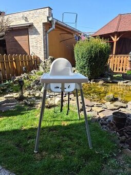 Detská stolička s popruhmi – vhodná na záhradu aj do interié