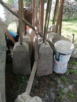 Stĺpiky na plot s pätkou