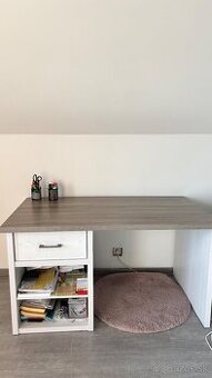 Študentský písací stôl