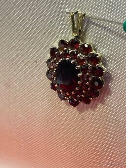 zlaty prívesok -Český granát