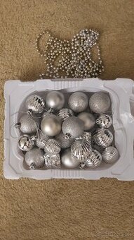 vianočné dekorácie strieborné asi 30ks